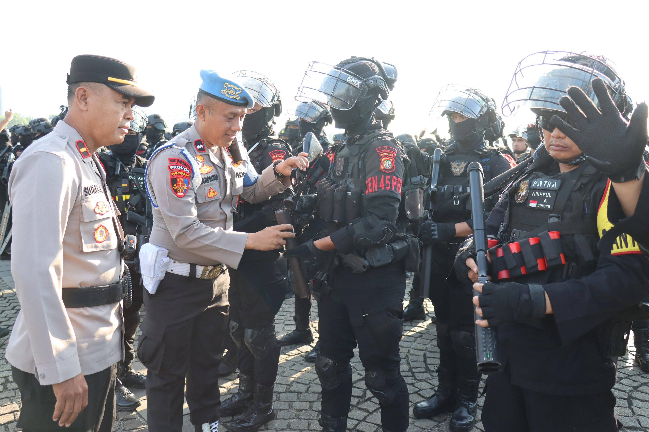 Kapolres Metro Jakarta Pusat Melarang Anggota Membawa Senjata Api Maupun Sangkur Saat Pengamanan di MK
