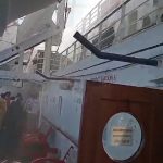 KM Bukit Raya Menuju Pelabuhan Pontianak Mengeluarkan Kepulan Asap di Depan