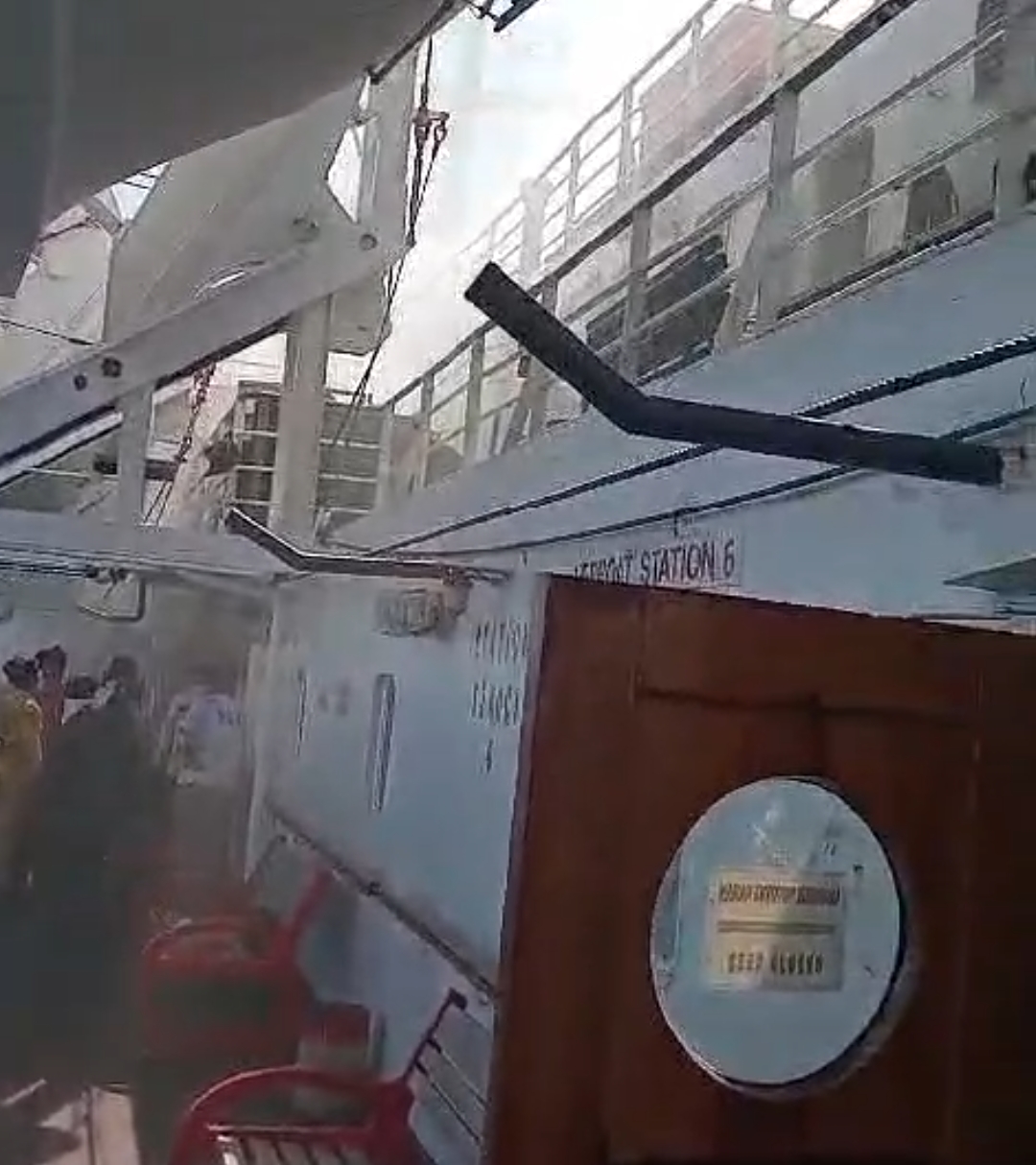 KM Bukit Raya Menuju Pelabuhan Pontianak Mengeluarkan Kepulan Asap di Depan