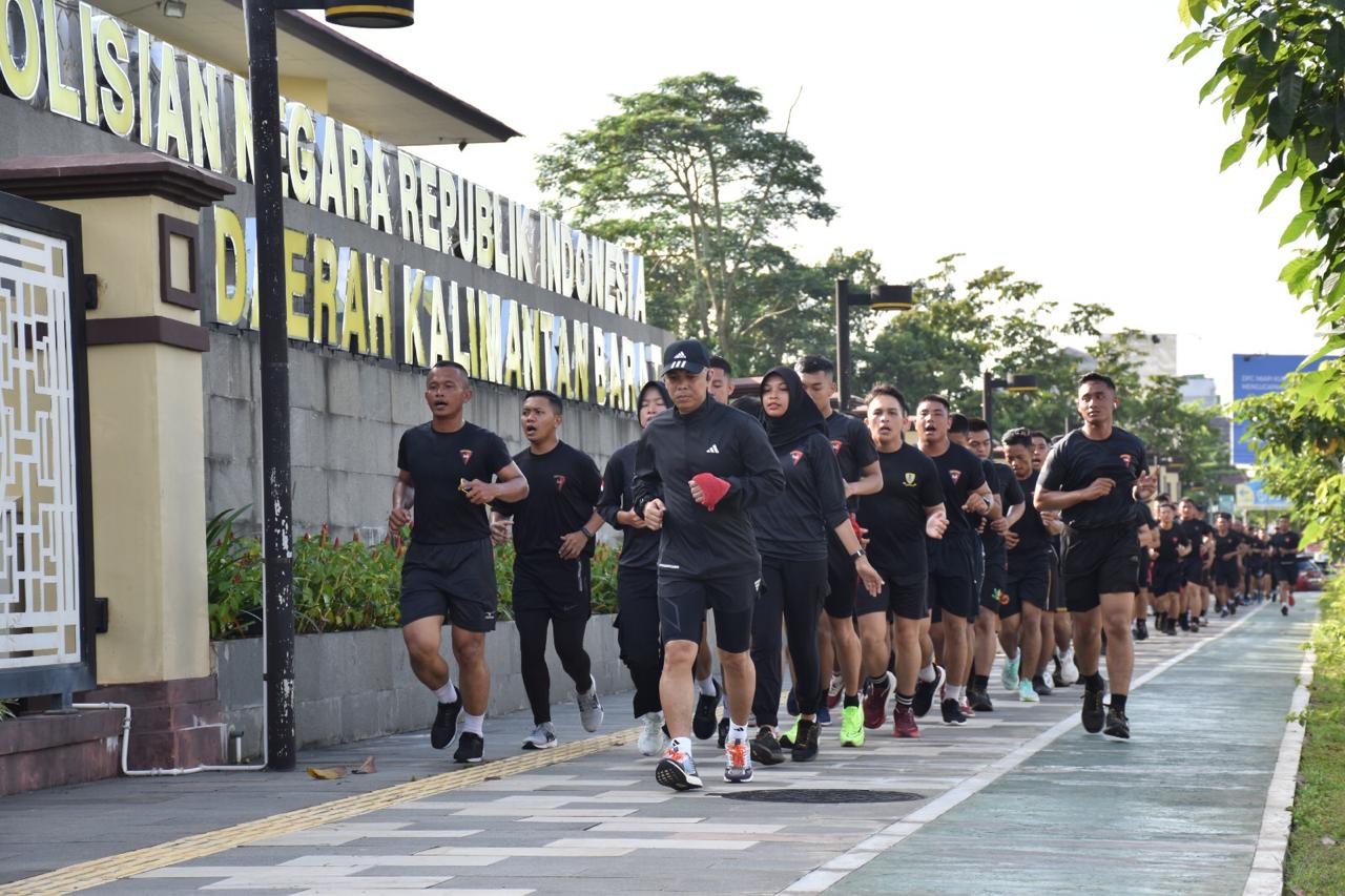 Dansatbrimob Polda Kalbar Pimpin Langsung Olahraga Lari Pagi