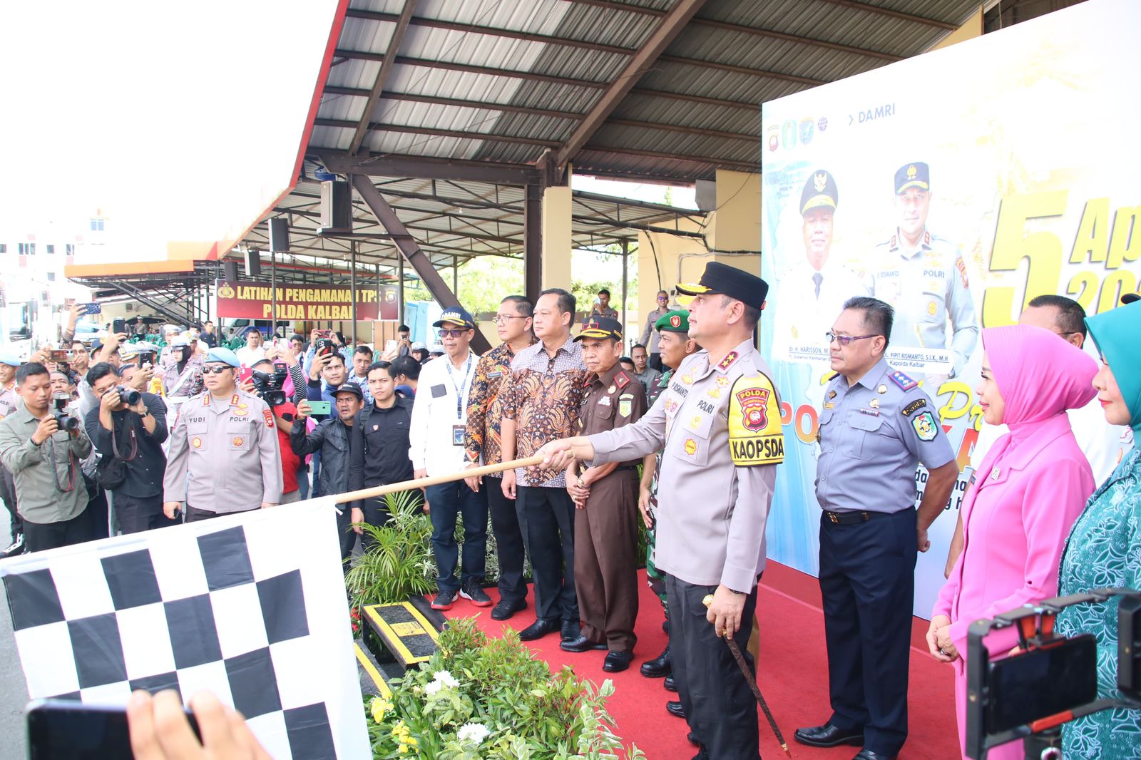 Kapolda Kalbar Bersama Forkopimda Kalbar Melepas Mudik Gratis Khatulistiwa 2024