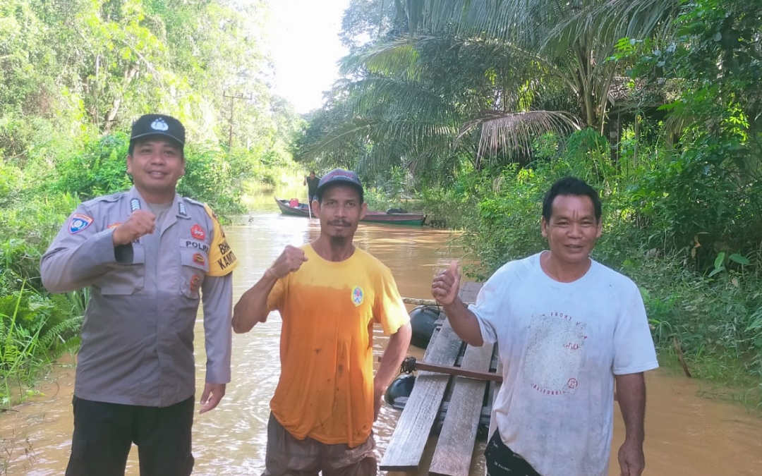 Sigap Kapolsek Terjun Langsung Berikan Imbauan Waspada Banjir Pada Warga