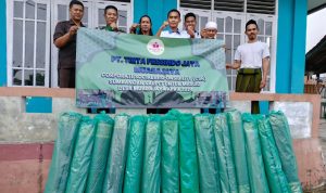 Program CSR, TFJ Muarajaya Serahkan Bantuan Karpet Masjid 