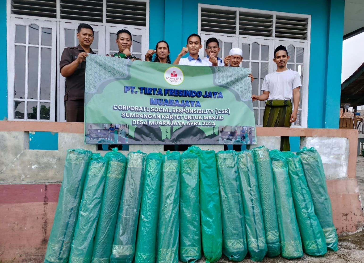 Program CSR, TFJ Muarajaya Serahkan Bantuan Karpet Masjid 