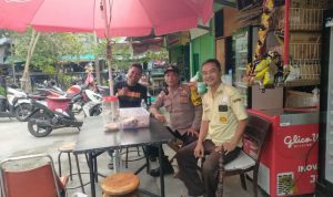 Bhabinkamtibmas Kelurahan Galur Aiptu Baktiar Emri Sambangi Pasar Tradisional di Wilayah Binaannya
