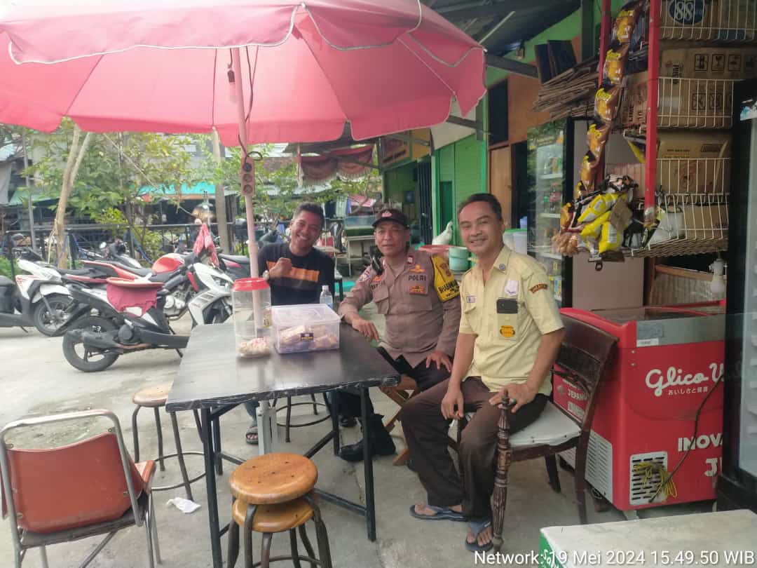 Bhabinkamtibmas Kelurahan Galur Aiptu Baktiar Emri Sambangi Pasar Tradisional di Wilayah Binaannya