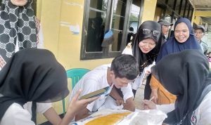 Pembagian Beras Bulog di Desa Tambakbaya Sebanyak 731 Keluarga Penerima Manfaat