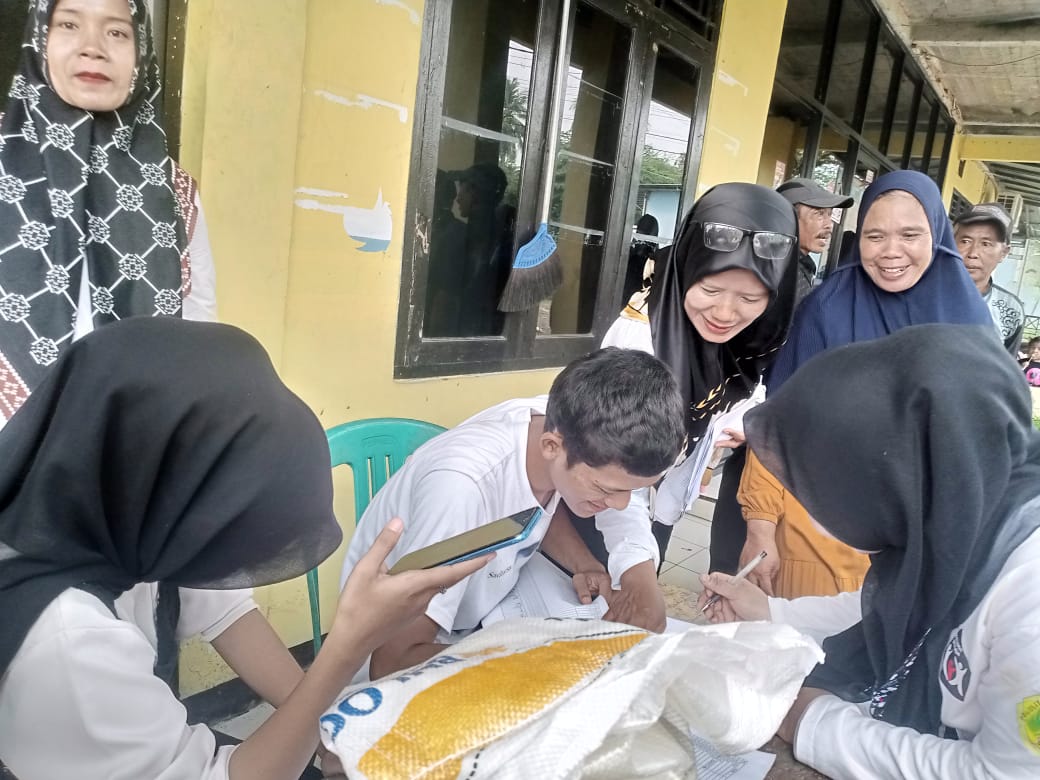 Pembagian Beras Bulog di Desa Tambakbaya Sebanyak 731 Keluarga Penerima Manfaat