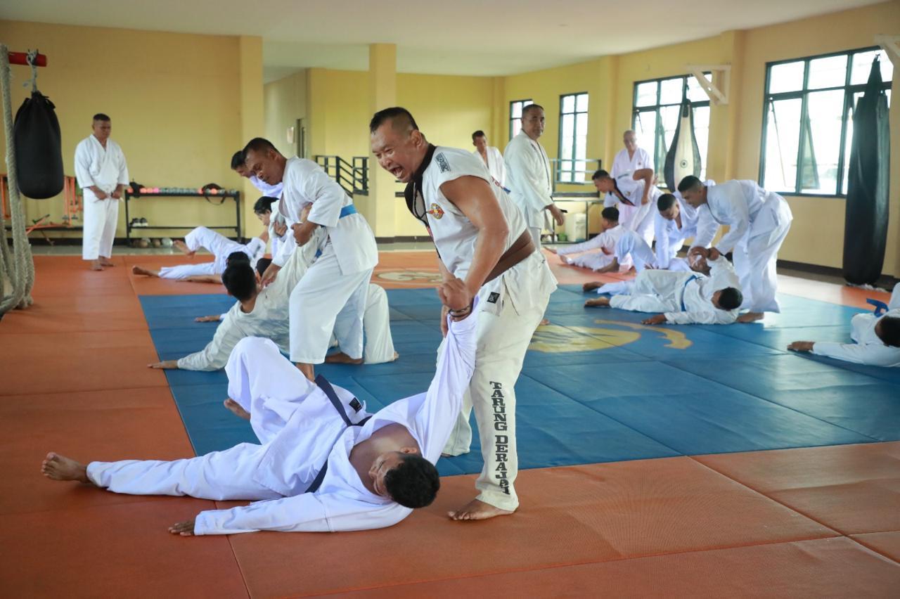 Satbrimob Polda Kalbar Tingkatkan Ilmu Beladiri Untuk Menunjang Tugas Lapangan