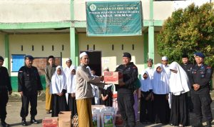 Kegiatan Berbagi Satbrimob Polda Kalbar Disalah Satu Pondok Pesantren