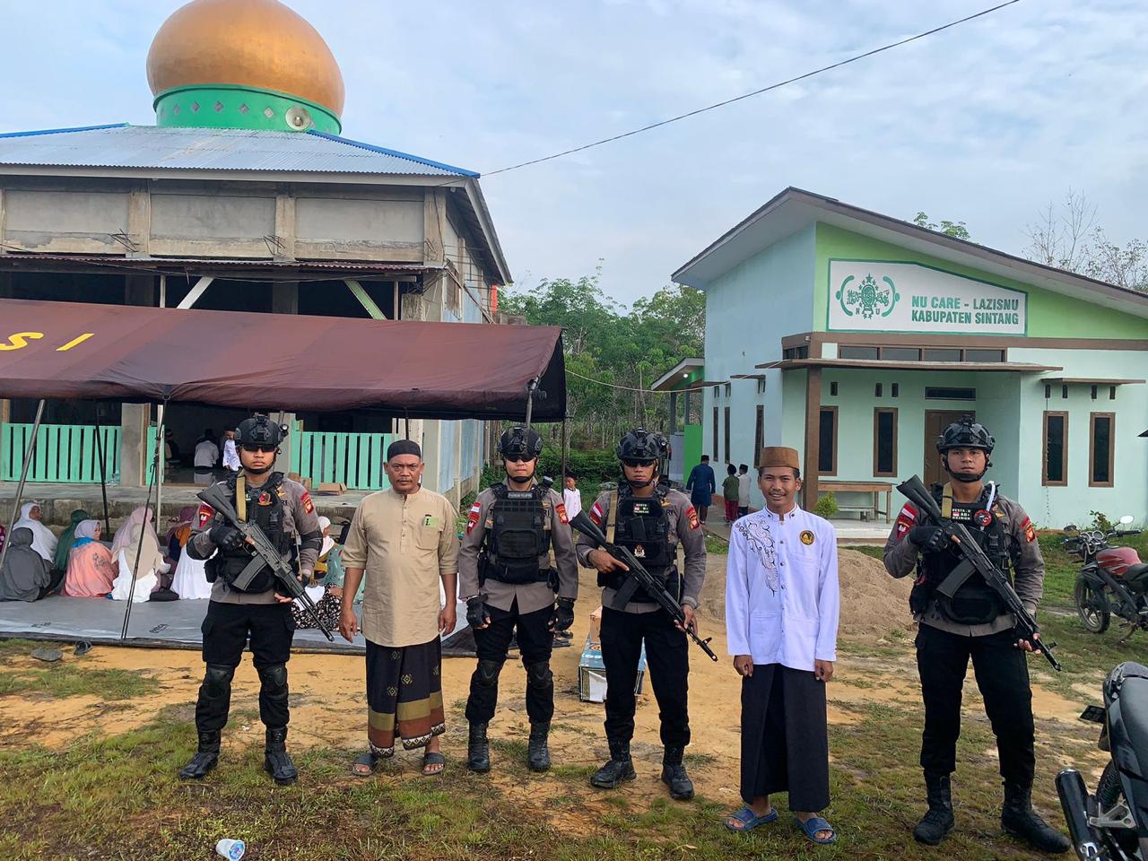 Satbrimob Polda Kalbar Pastikan Keamanan dan Kenyamanan Masyarakat Yang Melaksanakan Ibadah Sholat Idul Adha 1445 H