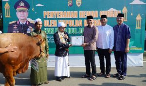 Polda Kalbar dan Polres Jajaran Salurkan 135 Ekor Sapi dan 134 Ekor Kambing pada Idul Adha 1445 H
