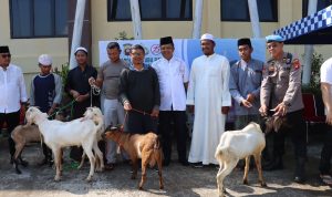 Idul Adha 2024, Polres Kubu Raya Serahkan 16 Hewan Kurban Kepada Masyarakat