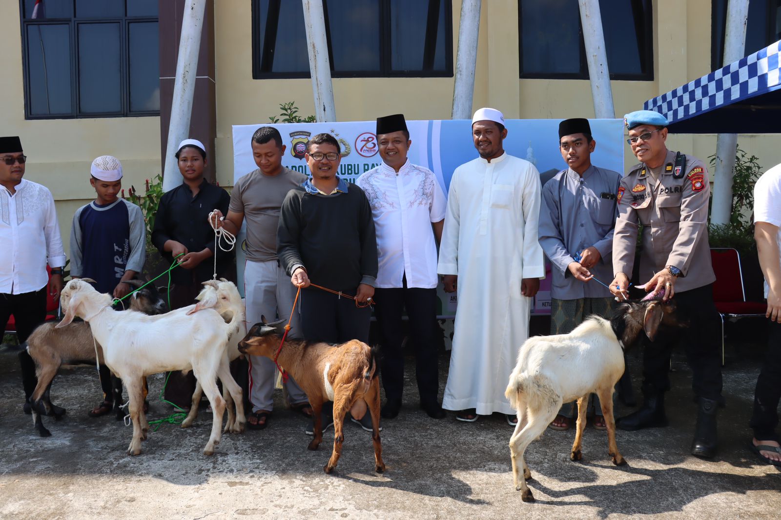 Idul Adha 2024, Polres Kubu Raya Serahkan 16 Hewan Kurban Kepada Masyarakat