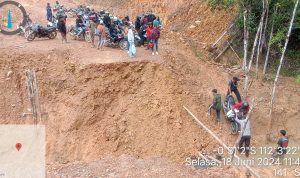 Polres Melawi Sigap Atasi Kejadian Tanah Longsor di Akibatkan Intensitas Curah Hujan