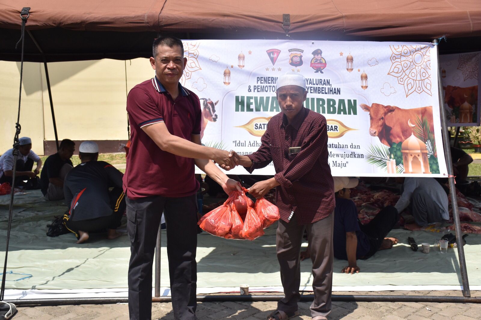 Momen Hari Raya Kurban, Brimob Kalbar Menerima, Menyalurkan, dan Menyembelih Hewan Kurban