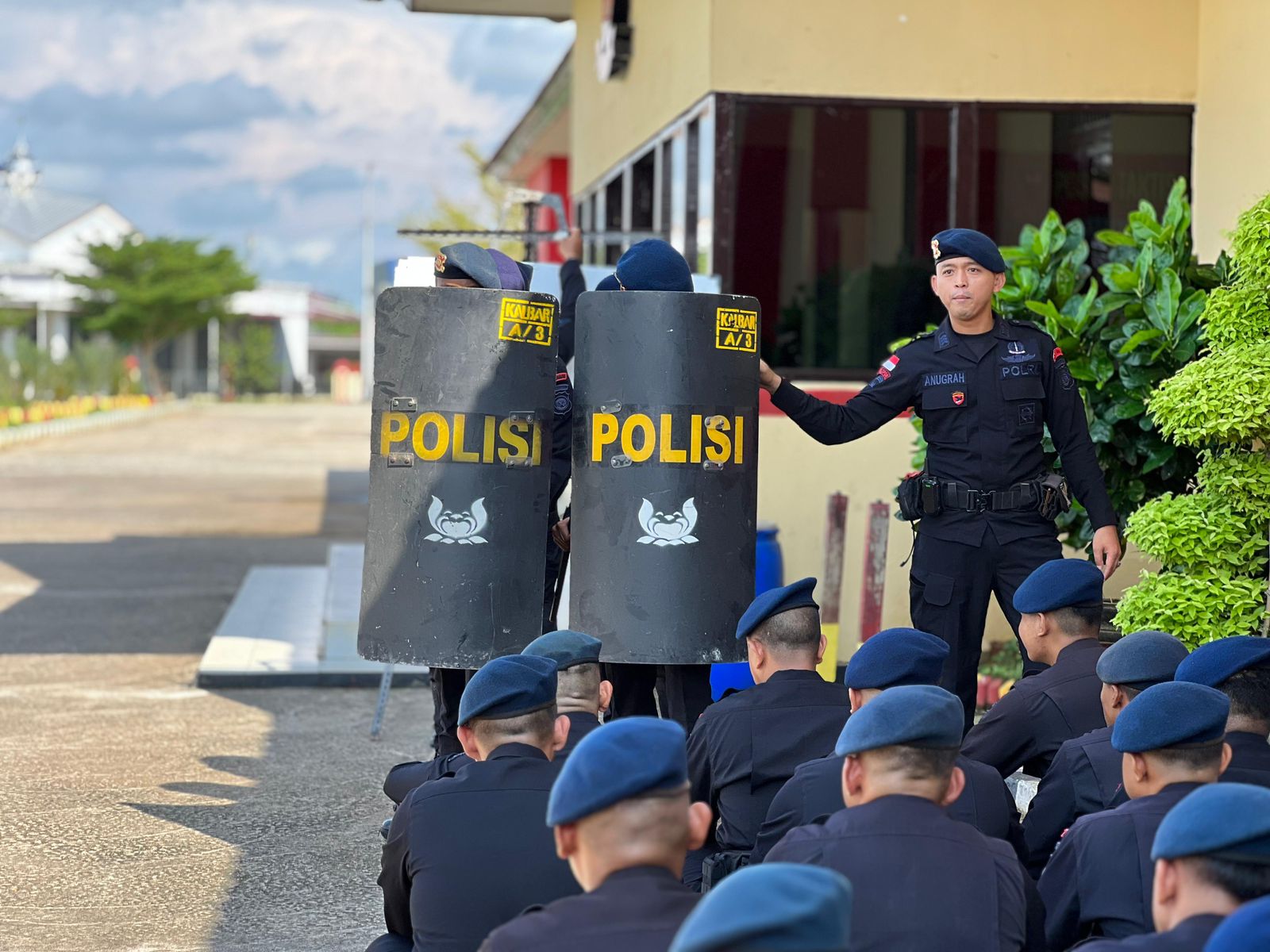 Tingkatkan Rasa Percaya Diri Dalam Bertugas Personel Brimob Kalbar Laksanakan Latihan