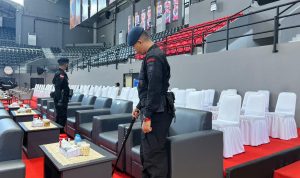 Satbrimob Polda Kalbar Lakukan Sterilisasi Berikan Rasa Aman dan Nyaman Kepada Masyarakat dan Atlet di Turnamen Bola Voli PLN Mobile Proliga 2024