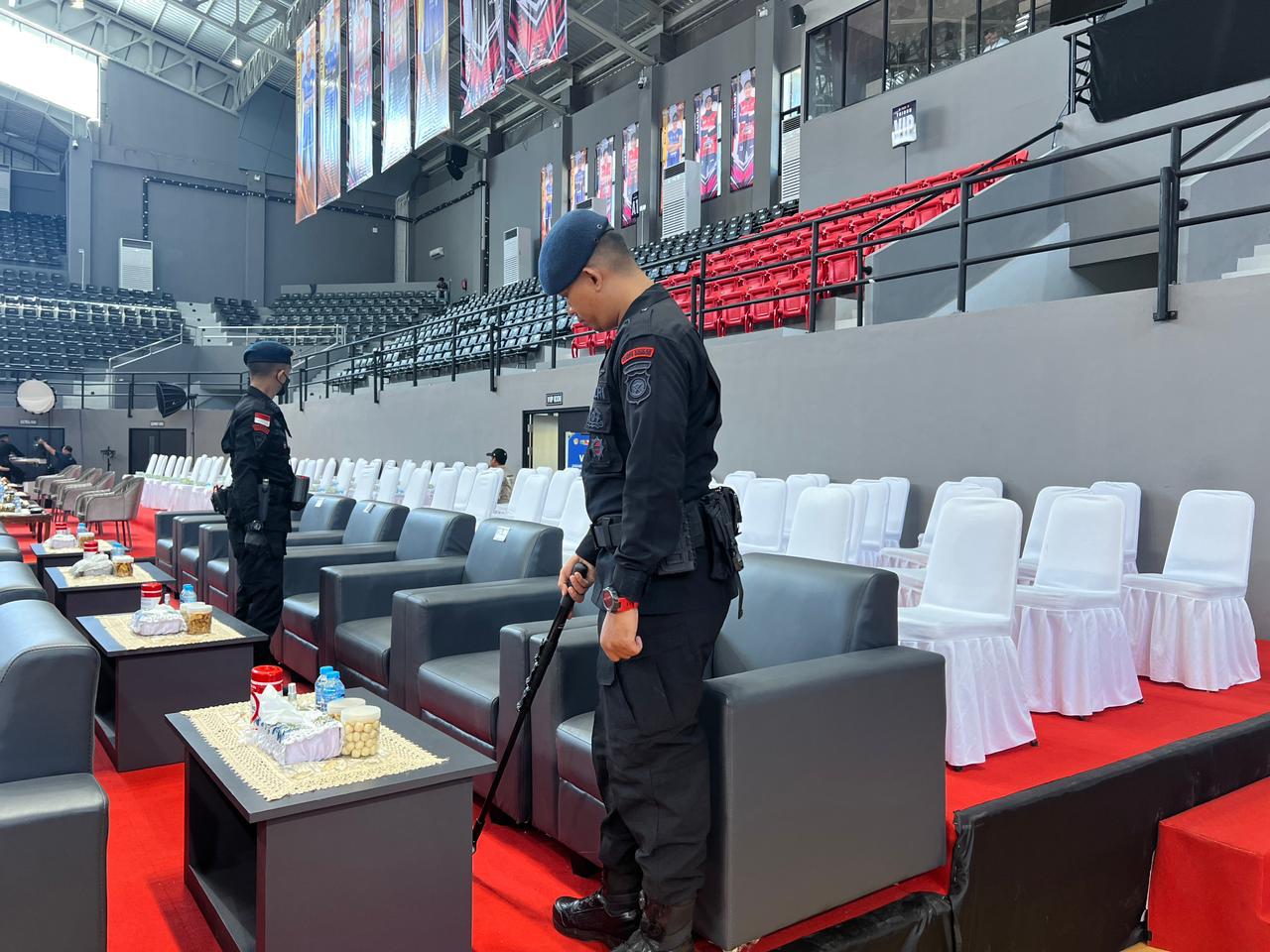 Satbrimob Polda Kalbar Lakukan Sterilisasi Berikan Rasa Aman dan Nyaman Kepada Masyarakat dan Atlet di Turnamen Bola Voli PLN Mobile Proliga 2024