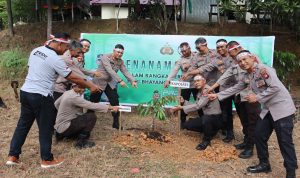 Dalam Menyambut Hari Bhayangkara Ke-78 Brimob Kalbar Ikuti Penanaman Pohon Serentak