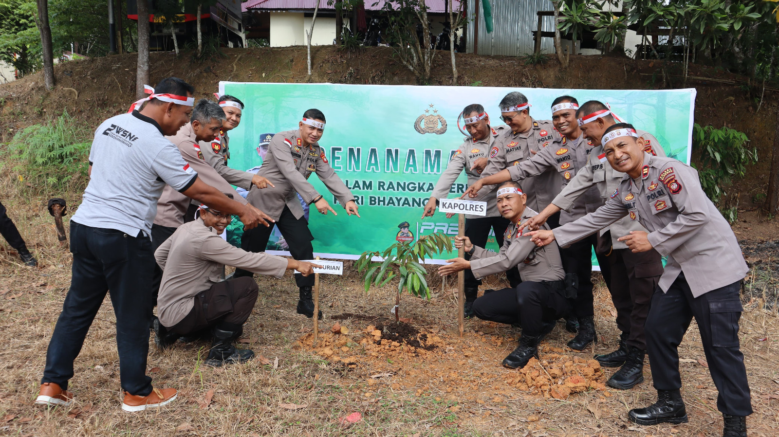 Dalam Menyambut Hari Bhayangkara Ke-78 Brimob Kalbar Ikuti Penanaman Pohon Serentak