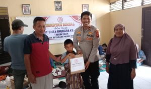 20 Anak-Anak Datangi Polsek Kota Baru, Pulang Dapat Bingkisan