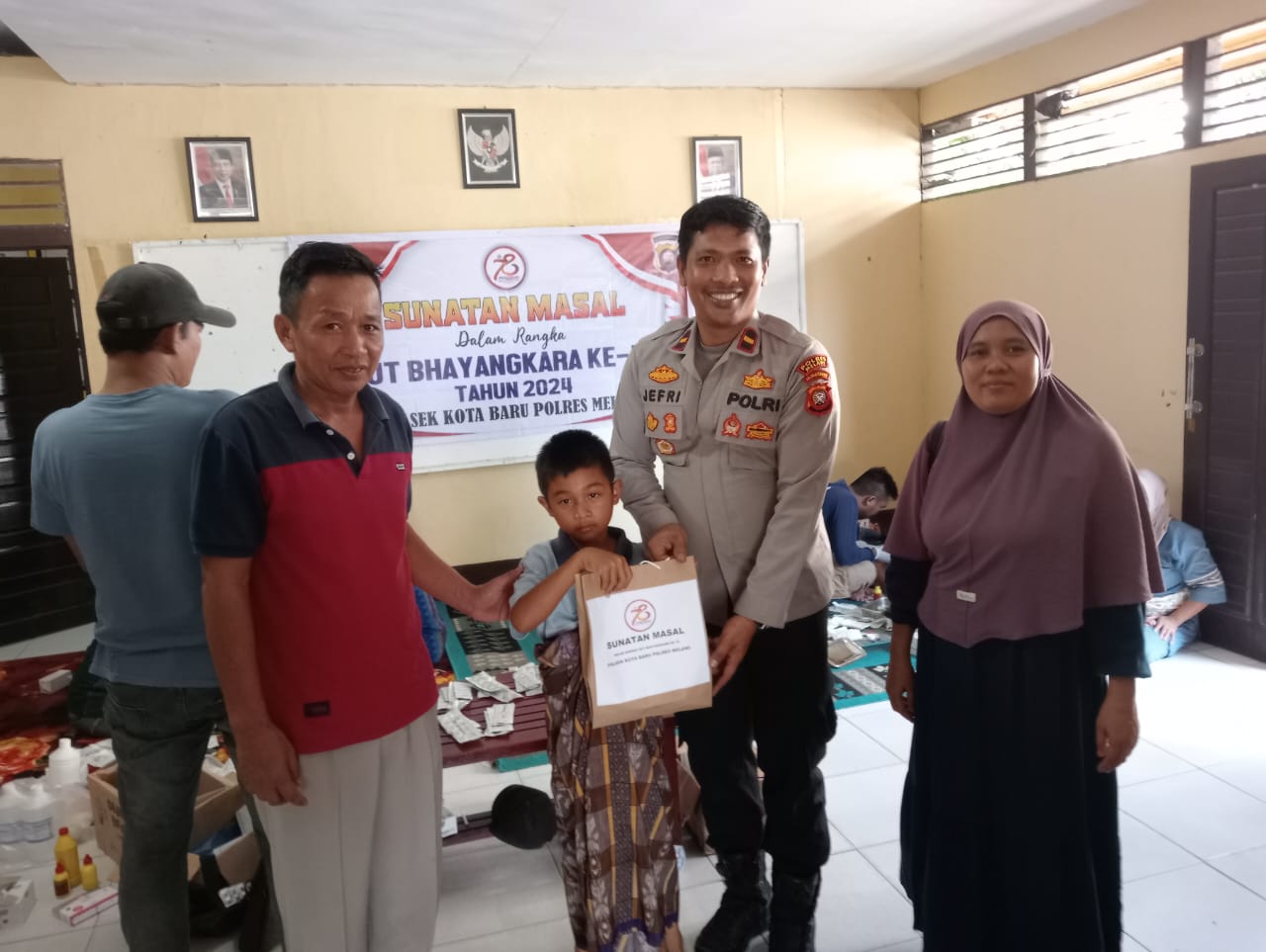 20 Anak-Anak Datangi Polsek Kota Baru, Pulang Dapat Bingkisan