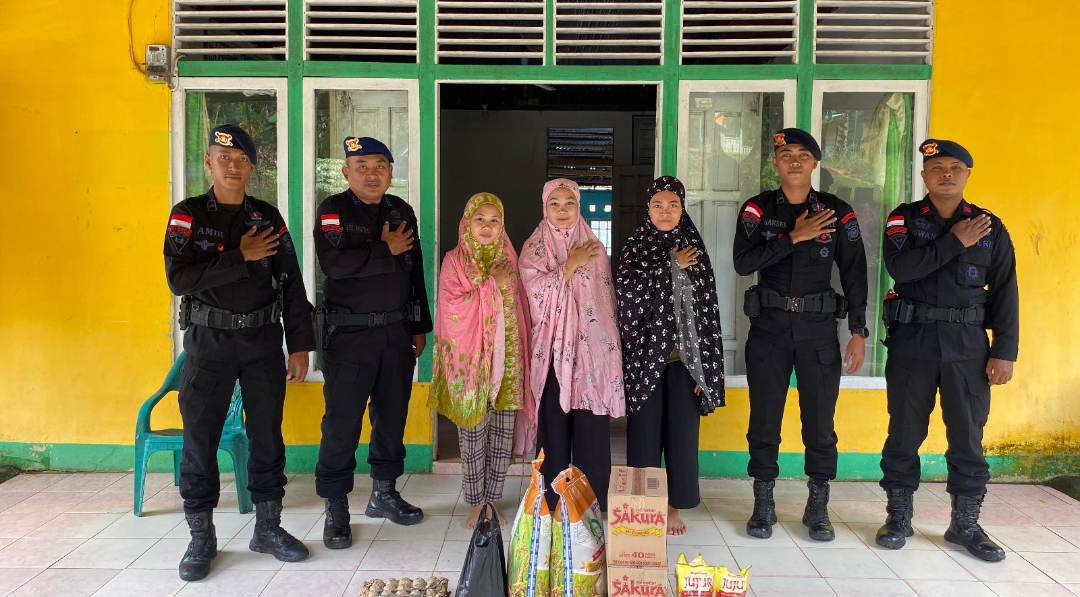 Jum’at Berkah Satbrimob Polda Kalbar Hadirkan Kebahagian Kepada Anak-anak Penghapal Al-Qur’an dan Anak-anak Yatim Piatu