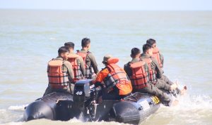 Latihan Kemampuan SAR Jajaran Satbrimob Polda Kalbar Di Pantai Pasir Panjang