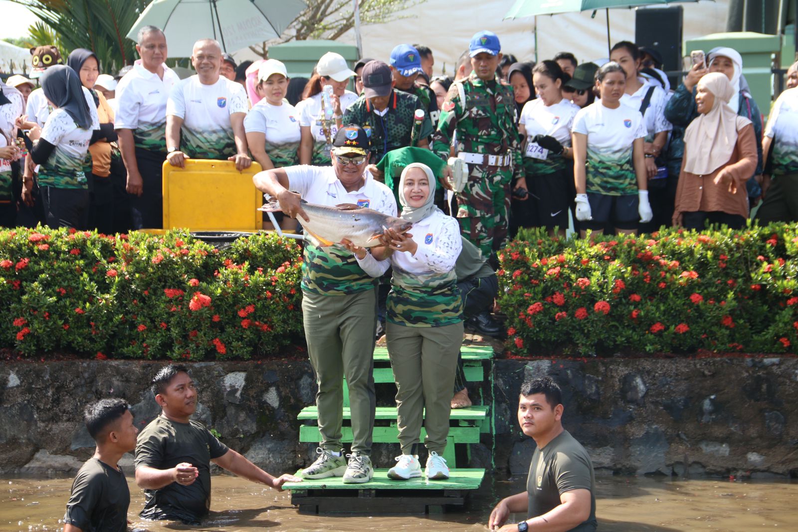 Keseruan Lomba Tangkap Ikan Bersama Pangdam XII/Tpr, Meriahkan Peringatan Hari Ulang Tahun Satuan
