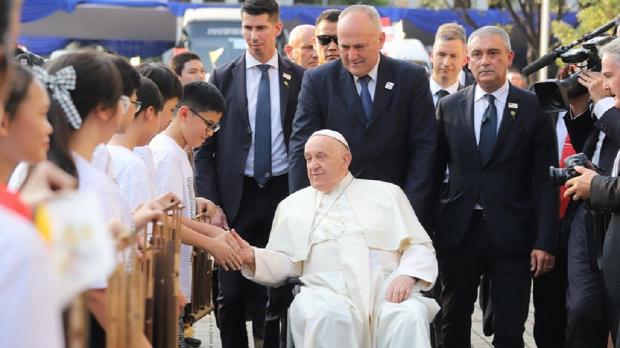 Penuh Euforia, Pesan Paus di Misa Akbar GBK: Jangan Mudah Menyerah