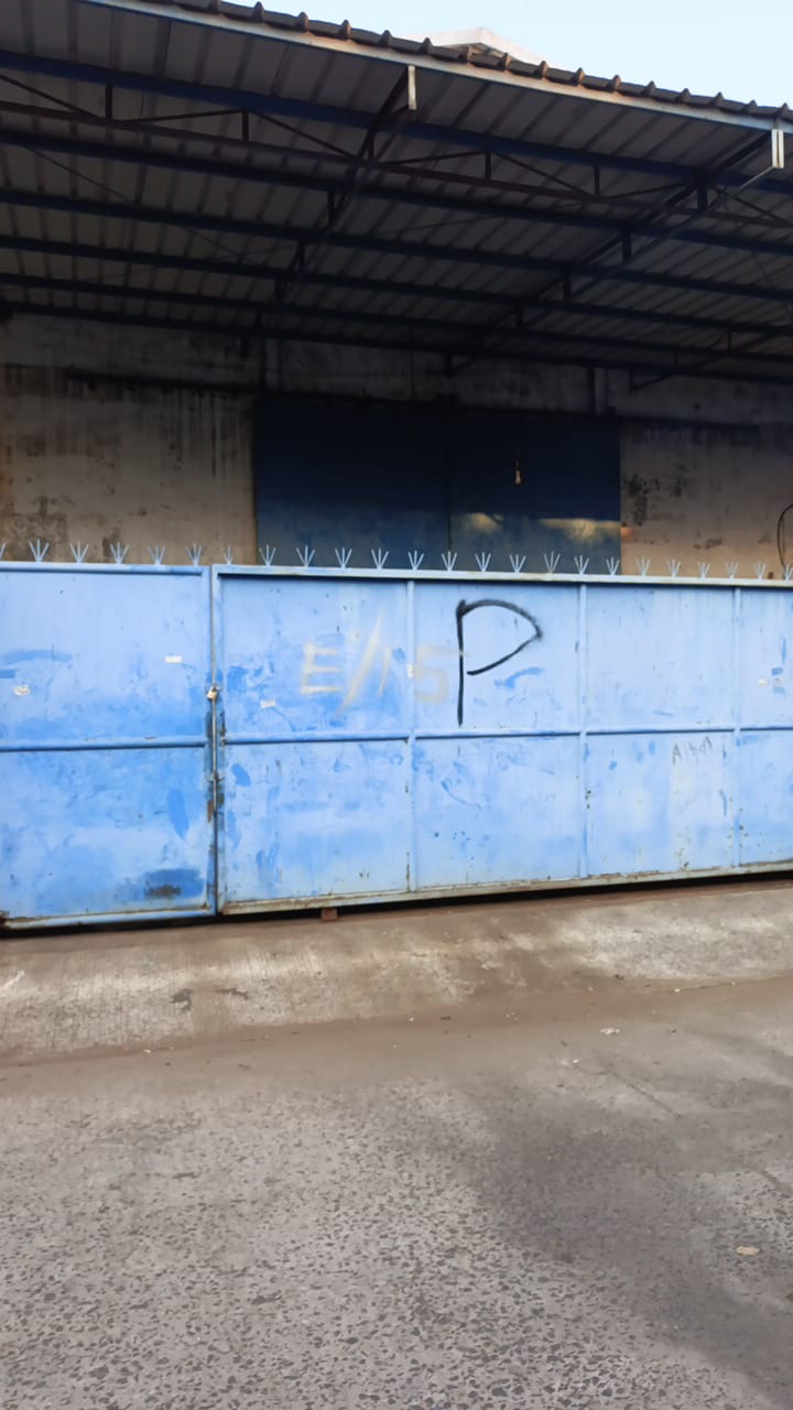 Sebuah Gudang Di Blok E Di Duga Di Jadikan Tempat Penyimpanan Oli Palsu