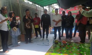 Kang Mus Kunjungi Caringin, Warga Pun Menuai Berkah Dapat Door Prize Tiket Umroh Kang Mus Kunjungi Caringin, Warga Pun Menuai Berkah Dapat Door Prize Tiket Umroh