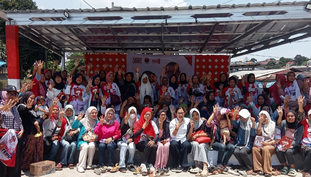 Ditengah terik Matahari, Ratusan Warga Sukasari Nyatakan Sikap Dukung Rena-Teddy Ditengah terik Matahari, Ratusan Warga Sukasari Nyatakan Sikap Dukung Rena-Teddy