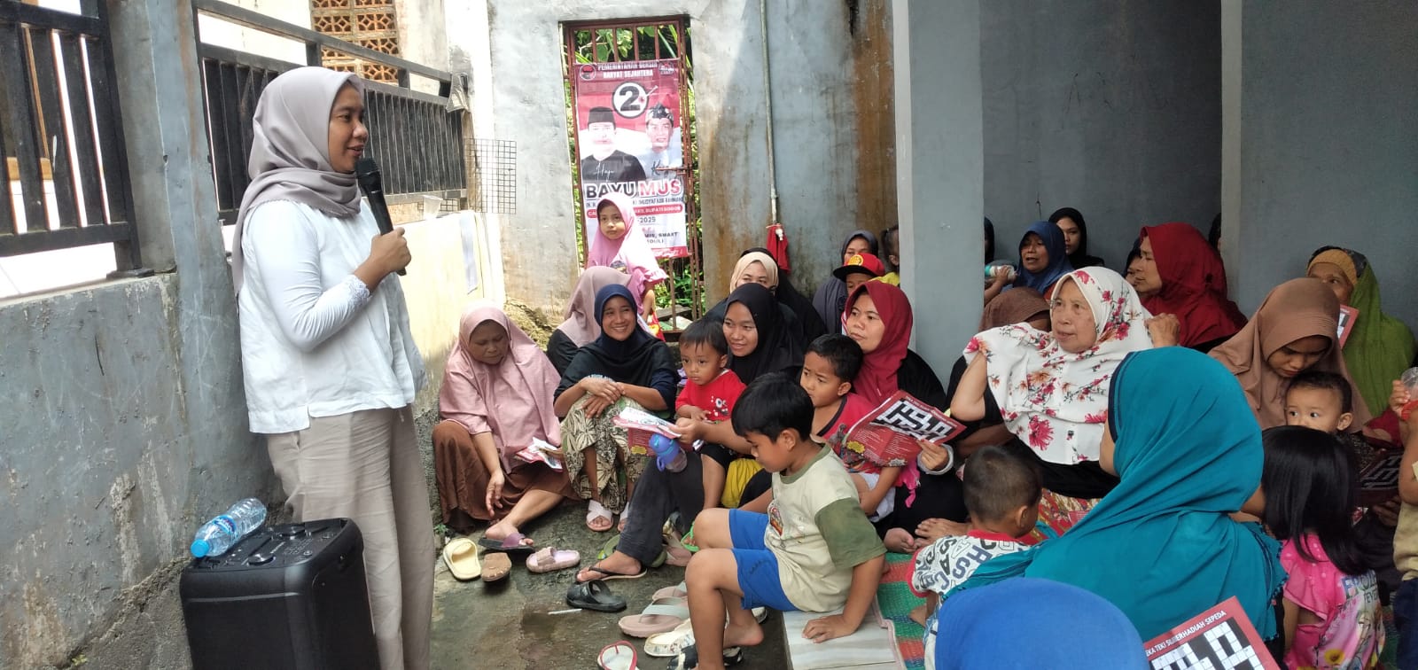 Di Sambut Emak-Emak Sla’awi, Istri Cawabup Kang Musa Sampaikan Satu RW Satu Sarjana