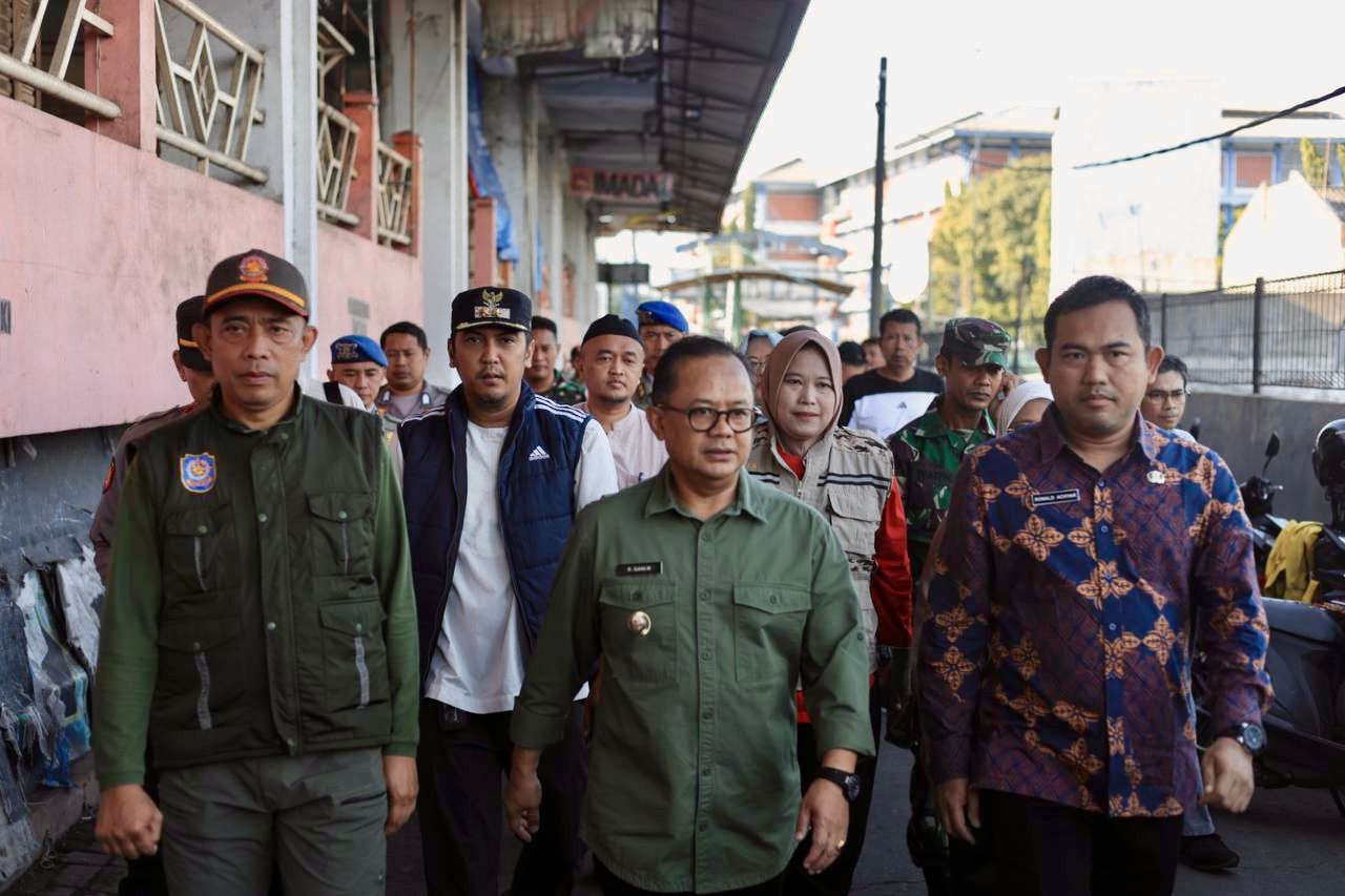 Jelang Nataru, Pj. Wali Kota Bekasi Pantau Harga Bahan Pangan Pokok dan Ketertiban di Pasar Baru