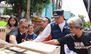 Monitoring K3, Wali Kota Bekasi Bagikan Alat Kebersihan di Kelurahan Jatirasa