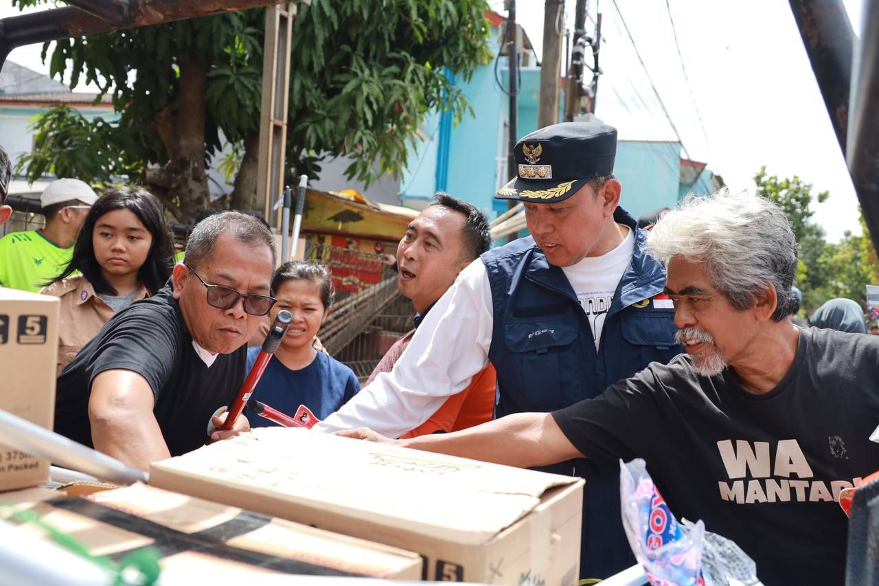 Monitoring K3, Wali Kota Bekasi Bagikan Alat Kebersihan di Kelurahan Jatirasa