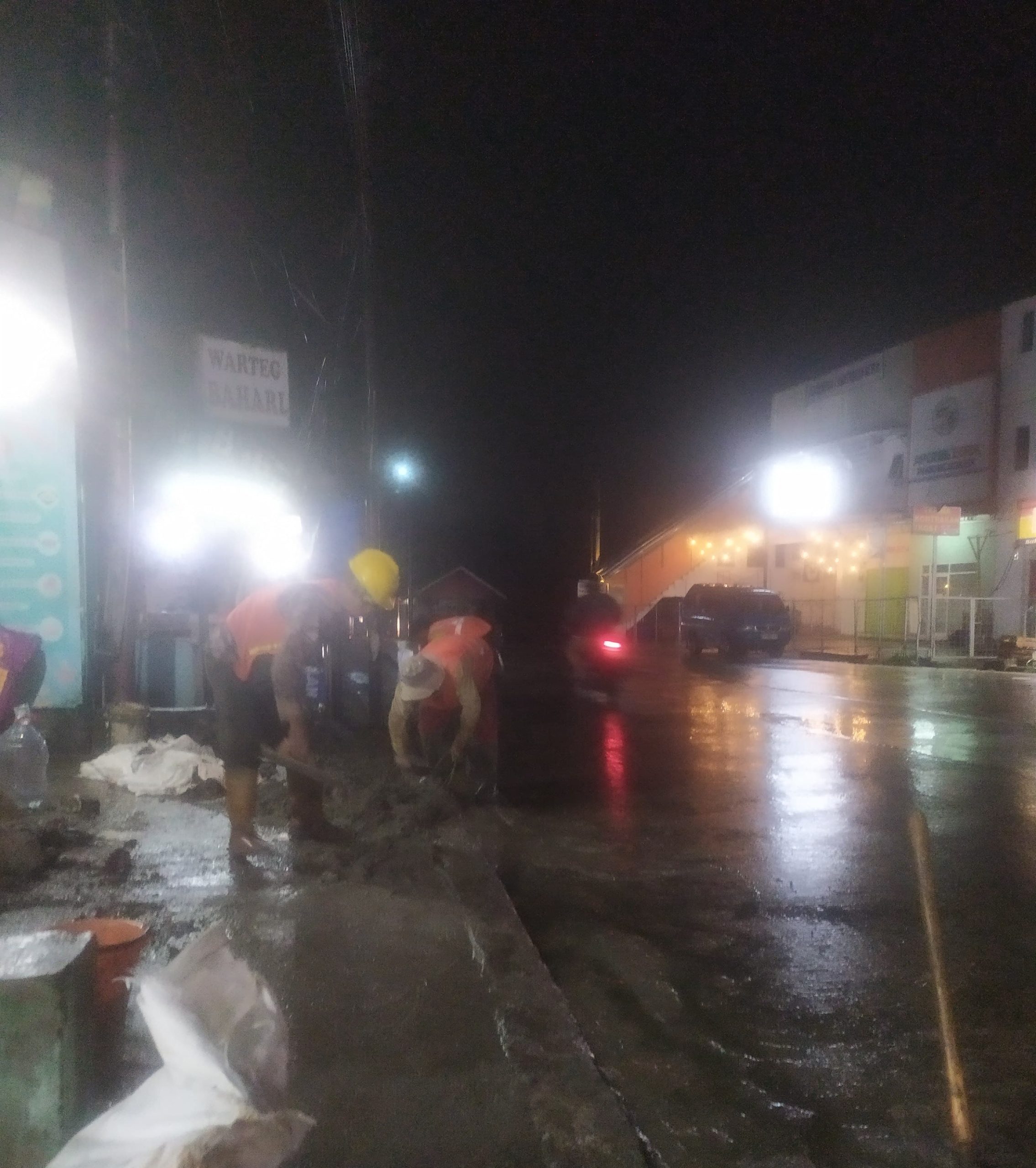 Pelaksana Proyek Sambangi Rumah Korban Banjir Dampak Galian Kabel PLN