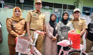 Wali Kota Bekasi Berikan Sepeda Baru Untuk Janda Penjual Kue Keliling, Dukung Usaha dan Kesejahteraan Keluarga