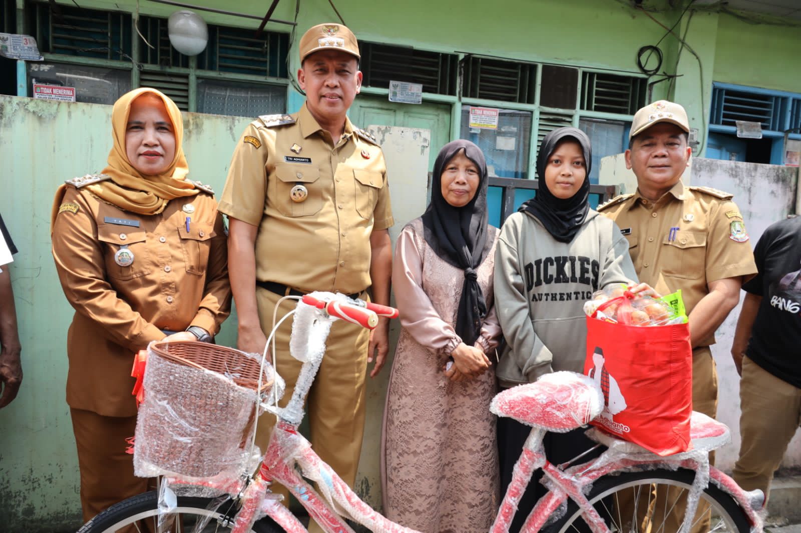 Wali Kota Bekasi Berikan Sepeda Baru Untuk Janda Penjual Kue Keliling, Dukung Usaha dan Kesejahteraan Keluarga