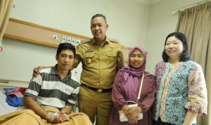 Wali Kota Bekasi Tri Adhianto Kunjungi Satpam Korban Penganiayaan di RS Mitra Keluarga Bekasi Barat