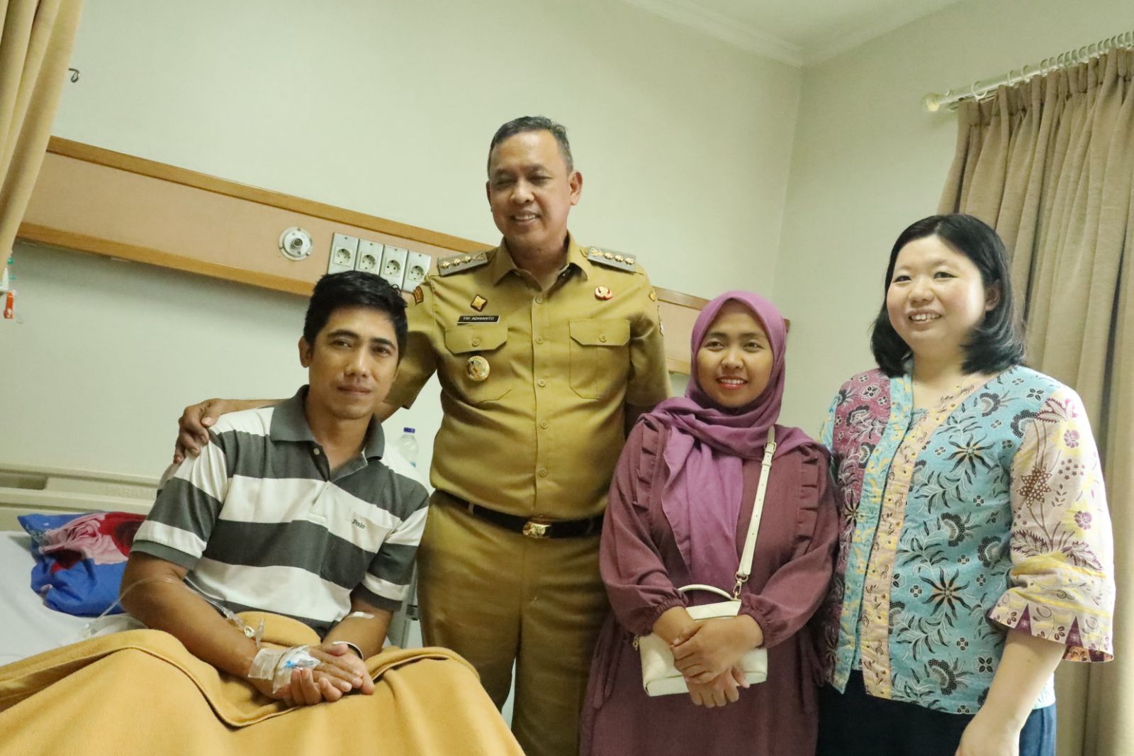 Wali Kota Bekasi Tri Adhianto Kunjungi Satpam Korban Penganiayaan di RS Mitra Keluarga Bekasi Barat