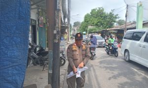 Satpol PP Kota Bekasi Tertibkan Spanduk Liar