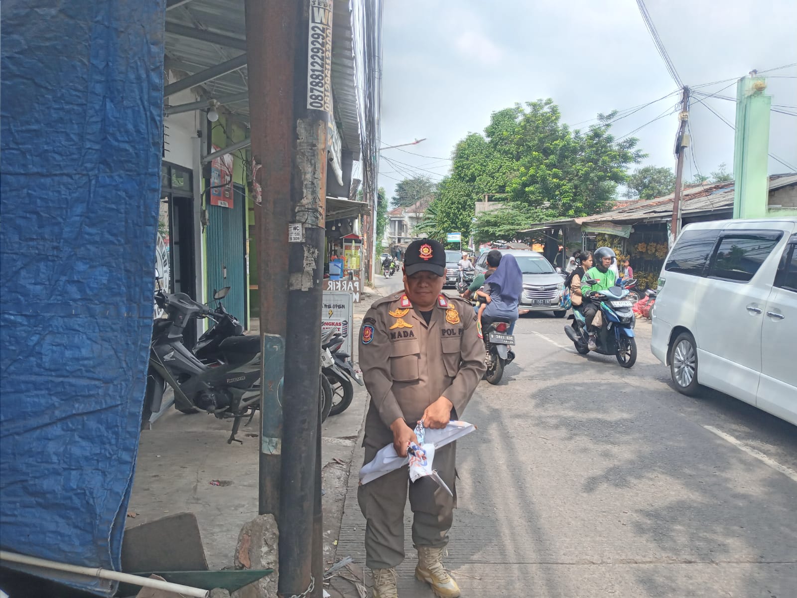 Satpol PP Kota Bekasi Tertibkan Spanduk Liar