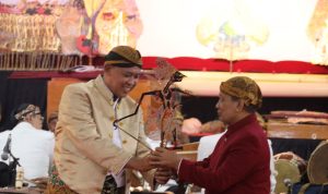 Wali Kota Bekasi Apresiasi Pagelaran Wayang Kulit Modern Bersama Ki Gunarto Gunotalijendro