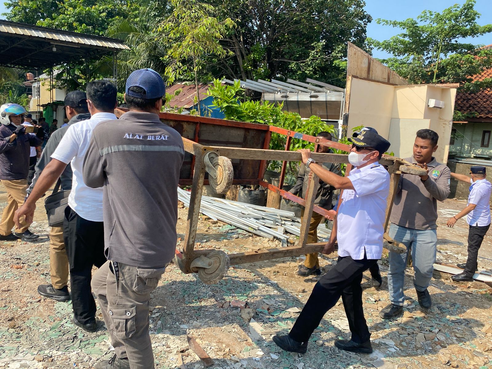 Pemerintah Kota Bekasi Tertibkan Bangunan Liar di Wilayah Pekayon Jaya Bekasi Selatan