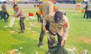 Polres Metro Jakarta Pusat Turun Tangan Bersihkan Sampah Usai May Day di Monas