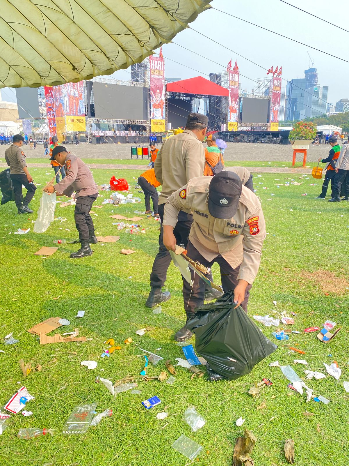 Polres Metro Jakarta Pusat Turun Tangan Bersihkan Sampah Usai May Day di Monas