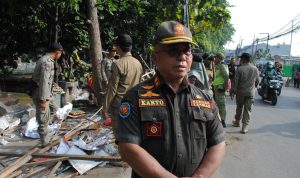 Kecamatan Bekasi Selatan Bersama Satpol PP Tertibkan Pedagang Kaki Lima Yang Menyalahi Aturan